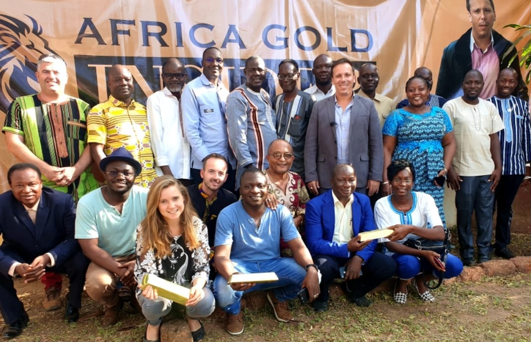 Photo de groupe des participants Africa Gold Insider avec lingots d'or